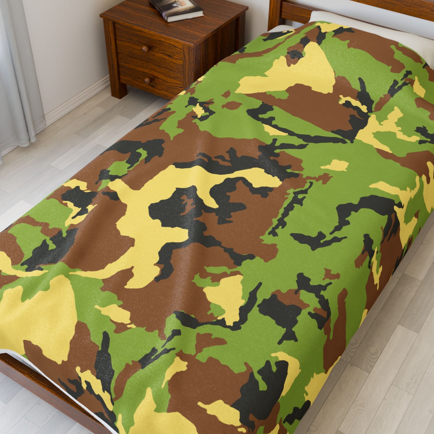 Camouflage Velveteen Plush Blanket - Cozy Outdoor Throw for Camping and Home